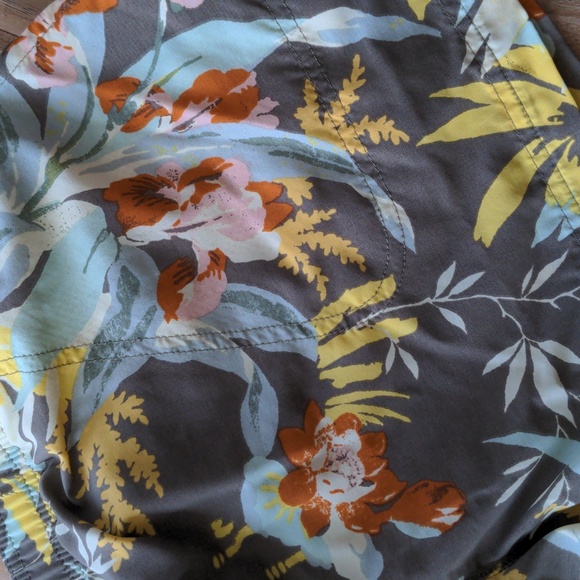 Columbia Floral Shorts Size L - Picture 5 of 5